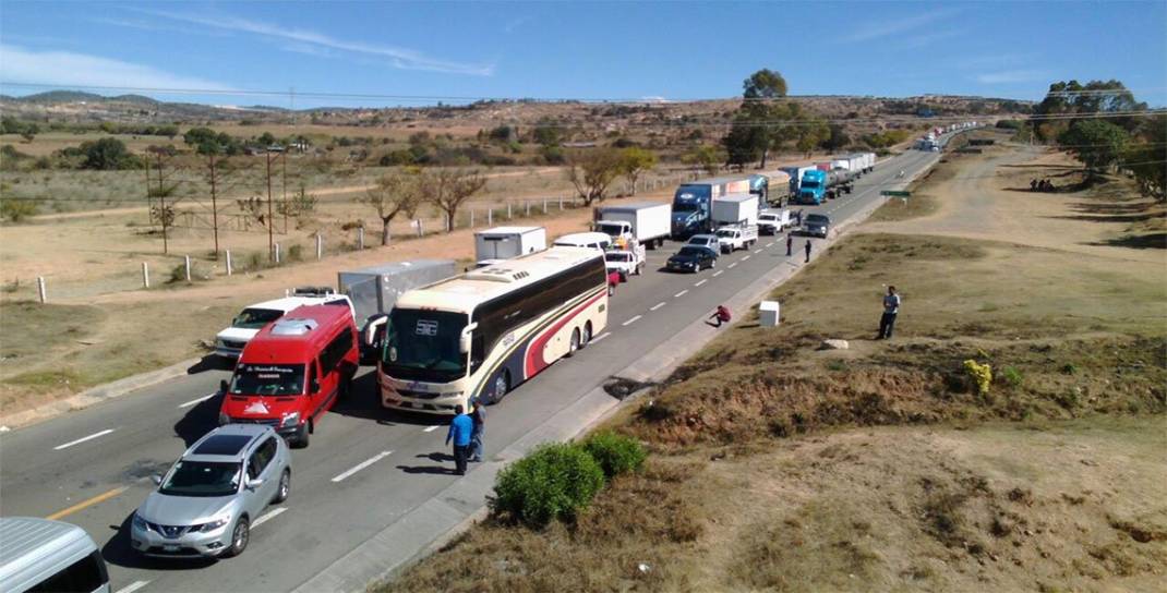 Activistas de Nochixtlán cierran carretera federal y de cuota