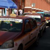 Taxistas toman oficinas y dependencias en Huajuapan