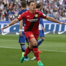 Leverkusen busca elevar costo de Chicharito para venderlo al Lyon