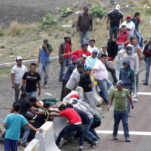 Enfrentamiento entre militares y presuntos ladrones de combustible deja al menos 10 muertos en el centro de México
