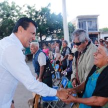 Visita una vez más Diputado Samuel Gurrión Matías a familias de San Juan Guelavía