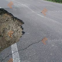Provocan lluvias socavón en carretera de la Mixteca