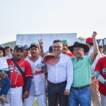 Entrega Carol premiaciones en Liga de Béisbol de Comunidades de Ixtaltepec