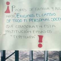 Padres de familia bloquean el EMSaD 05 de San Antonio Tepetlapa; solictan destitución del director del plantel.