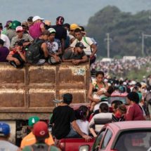 Caravana sigue a pie rumbo a Veracruz; México no les da autobuses