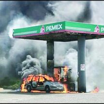 Arde auto en la gasolinera
