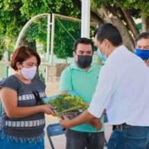 Entrega Samuel Gurrión Matías el libro “Nuestras Raíces” a escuelas de Oaxaca de Juárez