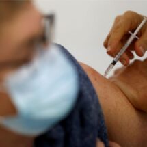 UE recomienda segunda dosis de refuerzo de vacuna anticovid para mayores de 60 años