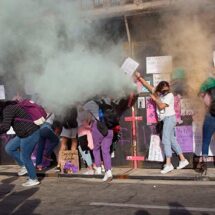 Autorizan uso de gas pimienta contra marchas feministas, revela hackeo de la Sedena