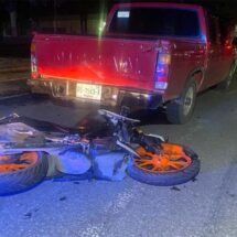 Muere motociclista al chocar con camioneta en Avenida Universidad