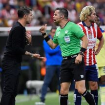 ¡Fernando Gago recibe sanción de la FMF! El entrenador del Rebaño se quejó del arbitraje en Chivas vs América